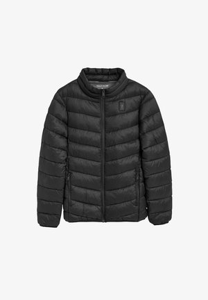 Chaqueta acolchada negra con cuello alto, patrón de acolchado horizontal, cremallera frontal y bolsillos laterales; material suave y ligero.