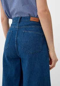 s.Oliver REGULAR CULOTTE MIT AUFGESETZTEN TASCHEN - Flared Jeans - blau