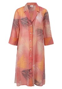 Robe longue boutonnée rose corail avec manches trois-quarts, présentant des motifs abstraits ressemblant à des plumes aux tons orange, noir et crème.