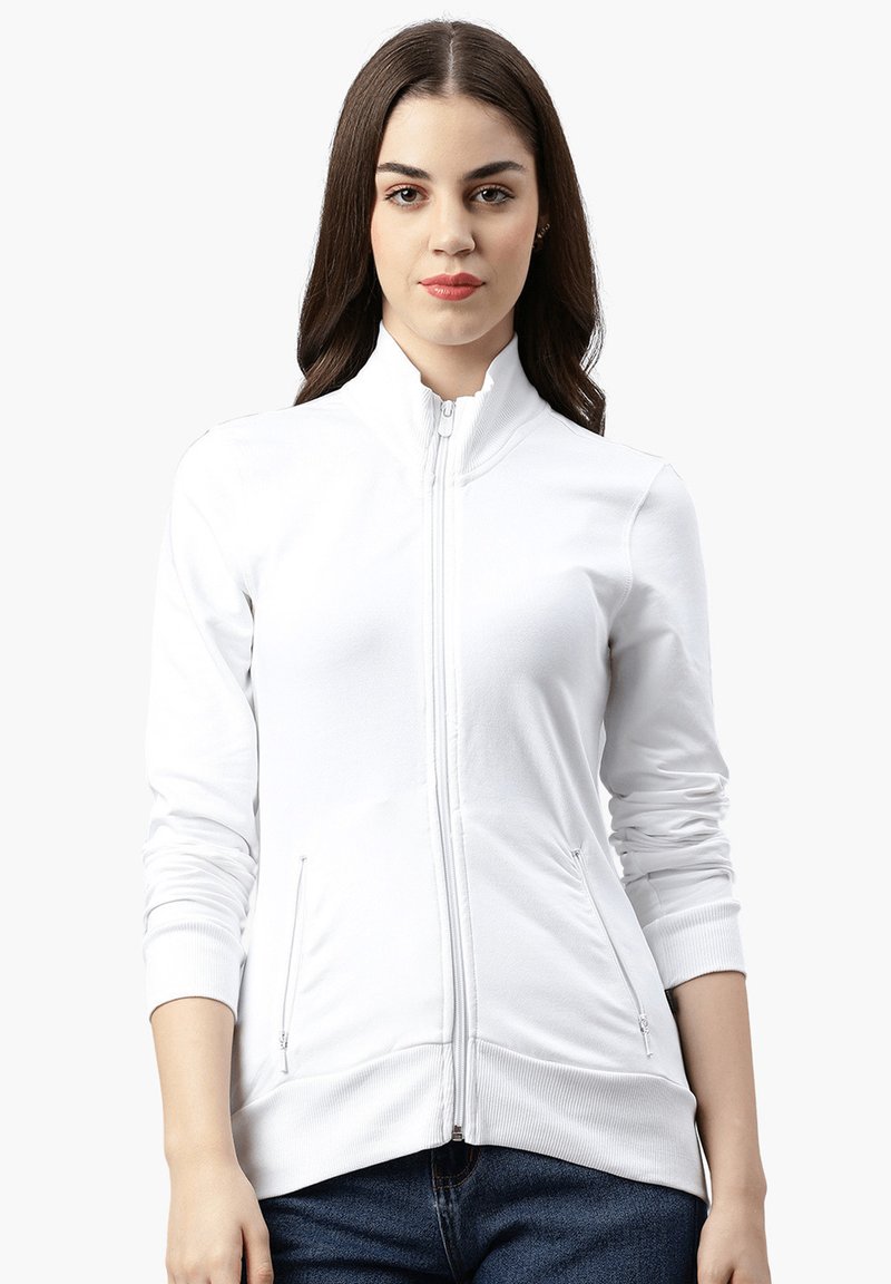 Giacca bianca con zip, colletto alto, maniche lunghe e tasche laterali. Tessuto liscio con polsini e orlo a coste. Design casual e aderente.