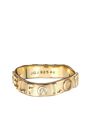 Goldring mit erhabenen Buchstaben, die "LOVE" schreiben, und einem kleinen Diamanten in der Mitte, innen mit "JGJ 925 Ag" gestempelt.