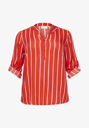 Blusa a righe rosse e rosa con scollatura a V, maniche a tre quarti con risvolto e chiusura con bottoni. Realizzata in tessuto leggero con una texture liscia.