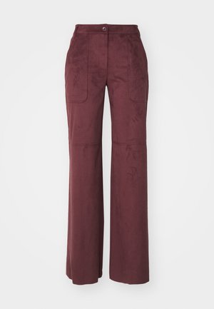 Bordeauxfarbene weite Hosen aus weichem Stoff, mit zwei vorderen Taschen, einem Knopfverschluss und Nahtdetails für Struktur.
