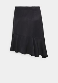 Jupe en satin noir avec un ourlet asymétrique et un détail volanté, présentant une texture lisse et une taille ajustée.