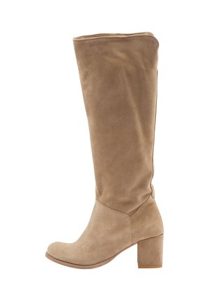 Beige nahkasaapad, mis ulatuvad kuni põlvedeni, kitseneva disainiga, tugeva kandega ja siledast materjalist. Omab ümarat ninaosa ja saagimata ülaosa, kus pole nähtavat riistvara.