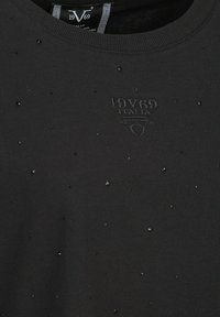 Schwarzer Pullover mit strukturiertem Oberflächen und kleinen schwarzen Nieten. Der Markenname "19V69 ITALIA" ist auf der Vorderseite eingeprägt.