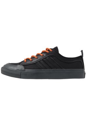 Zwarte lage sneaker met oranje veters, rubberen zool en gestikte zijstrepen, weergegeven vanaf de buitenkant op een witte achtergrond.