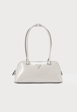 Kleine glänzende weiße Handtasche mit langen Griffen, Reißverschluss und einer dreieckigen Logoplakette vorne in der Mitte.