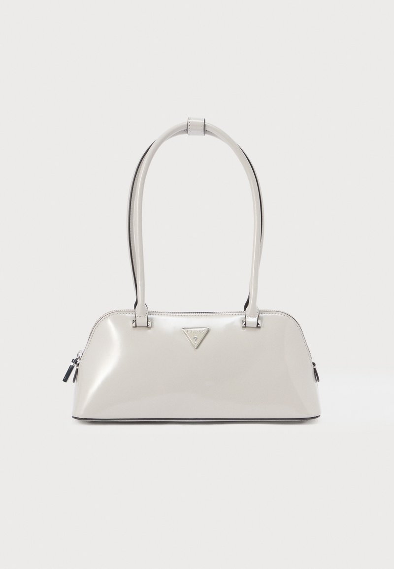 Petit sac à main blanc brillant avec de longues anses, fermeture éclair et une plaque logo triangulaire au centre devant.