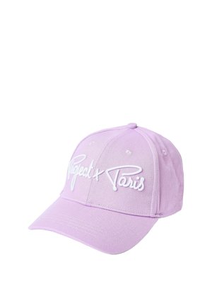 Lila baseballpet met witte geborduurde tekst "Project x Paris" op de voorkant, ontwerp met zes panelen en een gebogen klep.