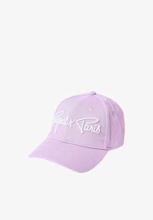 Casquette de baseball lilas avec texte brodé blanc "Project x Paris" sur le devant, conception à six panneaux et visière courbée.