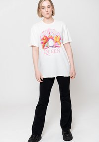 Paradiso Clothing QUEEN A NIGHT AT THE OPERA - Print T-shirt - white