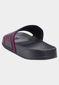 Svart halksandal med texturerad yta, bred rem och rosa accentstrimmor. Utrustad med en tjock, slitstark sula och öppen design.