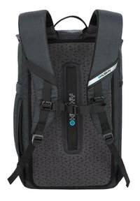 Tmavě šedý batoh s texturovanou látkou, polstrovanými ramenními popruhy a centrální kapsou. Obsahuje akcenty s logem a nastavitelné popruhy.