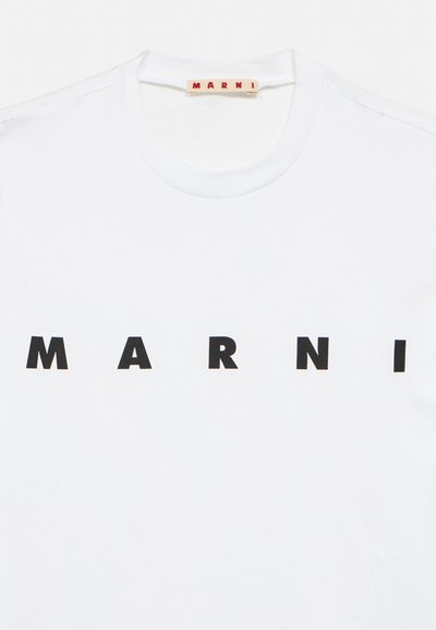 Λευκό T-shirt με στρογγυλή λαιμόκοψη και μεγάλα μαύρα γράμματα σε μπλοκ που σχηματίζουν τη λέξη "MARNI" στο στήθος, καθώς και μια μικρή υφασμάτινη ετικέτα με το ίδιο κείμενο μέσα στον γιακά.