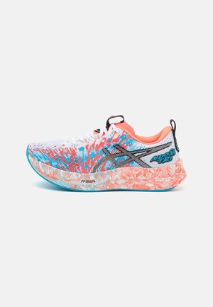 Witte, blauwe en koraalkleurige hardloopschoen met een patroon op de zool, zwarte logo-strepen, witte veters en "Noosa FF Blast+" branding aan de zijkant.