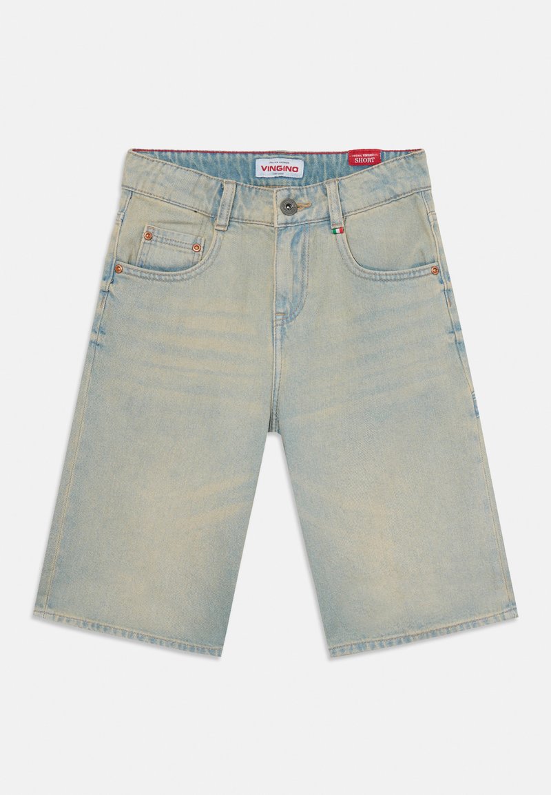Shorts en denim bleu clair avec une finition délavée, cinq poches, un bouton de fermeture et une taille avec logo. Design plat et jambes droites.