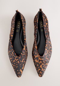 Ballerines à bout pointu avec un imprimé léopard noir et orange. Confectionnées en matière texturée, elles présentent un design à coupe basse et un intérieur doux.