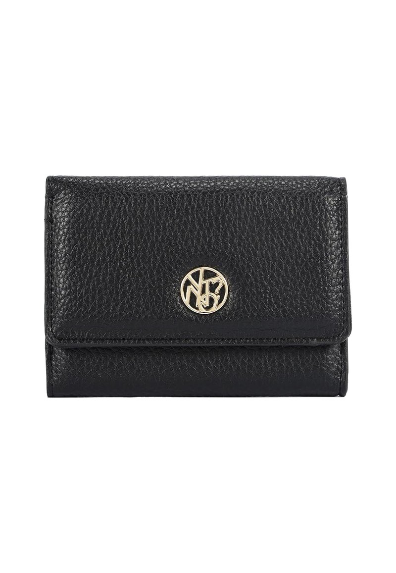 Portafoglio in pelle nera con finitura testurizzata, caratterizzato da un'emblema dorato sul davanti. Design compatto e rettangolare con chiusura a patta.