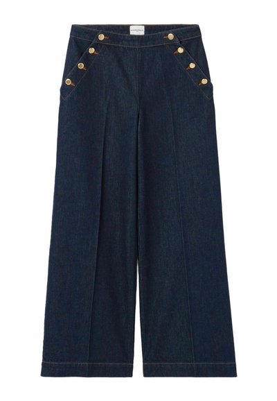 Pantalones de mezclilla oscuros de pierna ancha con acentos de botones dorados en los bolsillos frontales y una cinturilla estructurada. Textura suave, costuras mínimas.