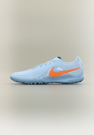 Chaussure de sport Nike bleu clair avec un design texturé et un logo swoosh orange vif sur le côté, montrée en profil latéral sur fond neutre.