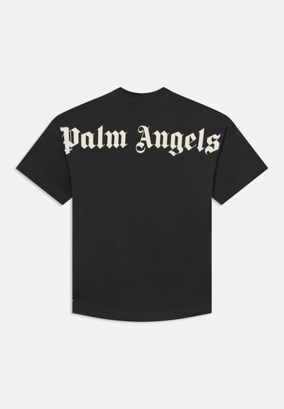 Μαύρο κοντομάνικο μπλουζάκι με "Palm Angels" σε μεγάλη λευκή γοτθική γραμματοσειρά στην άνω πλάτη.