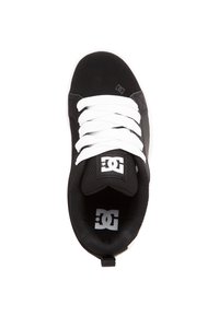 Zwarte sneakers met witte veters, bovenwerk van mesh en suede, gewatteerde kraag, logo op de tong en een witte rubberen zool. Bovenaanzicht.