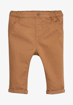 Brązowe spodnie dla małego dziecka z elastycznym pasem, zapinane na guzik, z bocznymi kieszeniami, przeszywanymi brzegami i wywiniętymi mankietami.