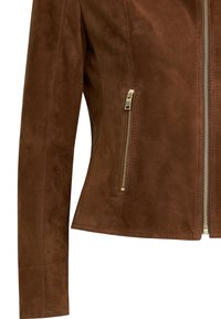 Bruine leren jas van suede met een getailleerd ontwerp, voorzien van een gouden ritssluiting en twee zijzakken met rits. Soepele textuur en slank silhouet.