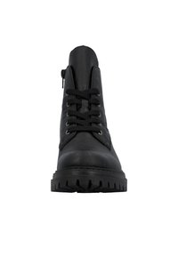 Botte en cuir noir avec fermeture à lacets à l'avant, fermeture éclair sur le côté, semelle en caoutchouc épaisse avec rainures profondes et finition lisse et mate.