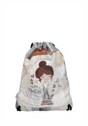 Bolsa con cordón con dibujo de una niña de caricatura de pie sobre libros, texto "Enamorado del conocimiento" y fondo abstracto suave en colores claros.