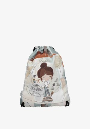 Bolsa con cordón con dibujo de una niña de caricatura de pie sobre libros, texto "Enamorado del conocimiento" y fondo abstracto suave en colores claros.