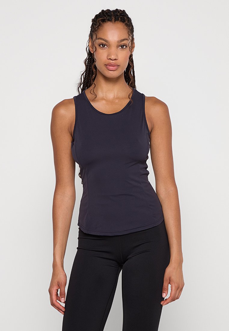 Top senza maniche di colore blu navy scuro realizzato in tessuto elasticizzato, con scollatura rotonda e design aderente che si adatta al corpo.