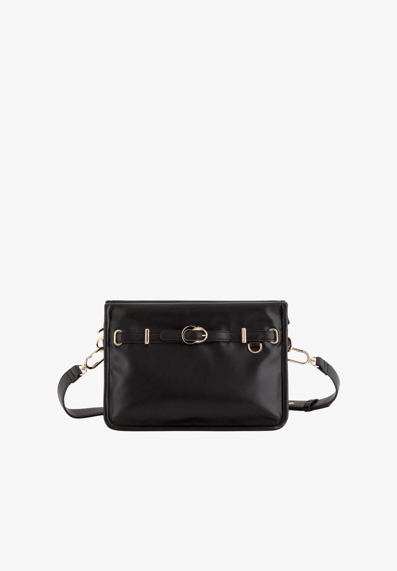 Černá kožená crossbody taška obdélníkového tvaru se zlatými kovovými detaily, předním popruhem a nastavitelného ramenního popruhu.