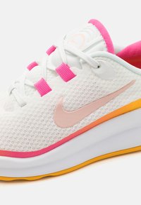 Nike Performance INFINITY FLOW UNISEX biały