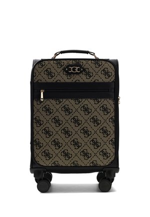 Valise à roulettes en tissu marron et noir à motifs, poche avant zippée, poignée noire et plaque logo GUESS dorée au centre en haut.