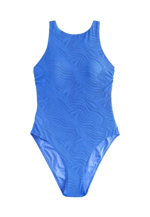Niebieski jednoczęściowy strój kąpielowy z subtelnym fakturowanym falistym wzorem, wysokim dekoltem i umiarkowanym wycięciem nogawek, prezentowany na białym tle.