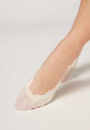 Durchsichtige, nudy Ballerinas mit einer gewellten Gestaltung und einer glatten Textur, die ein niedriges Profil aufweisen und den Fuß betonen.