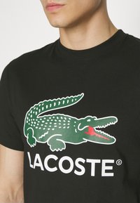 Lacoste Nyomott mintás póló - noir