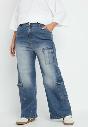 Pantalons cargo en denim bleu avec une coupe décontractée, dotés de grandes poches latérales, d'une taille haute et d'un délavage pour un look vintage.