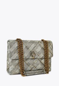 Borsa a tracolla in tessuto metallico con texture, nei toni di argento e oro, dotata di una tracolla a catena e di una chiusura decorativa con design di piuma di pavone.
