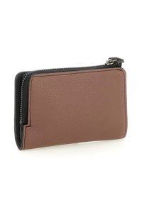 Portafoglio in pelle marrone con texture, bordi neri e scomparto con cerniera sulla parte superiore, mostrato su uno sfondo bianco.