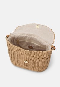 Borsa intrecciata in paglia color marrone chiaro con fodera in tessuto beige, dotata di chiusura a scatto, tasca interna con cerniera e dettagli in pelle.