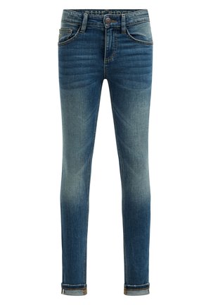 Jeans ajustados de mezclilla azul con lavado descolorido, puños doblados, bolsillos delanteros y traseros, y cierre de botón en la cintura.