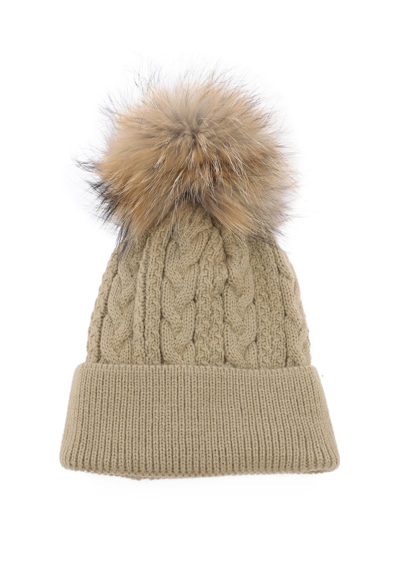 Berretto beige lavorato a maglia con un motivo a trecce, dotato di un grande pompon in pelliccia sintetica e di un bordo a coste aderente alla base.