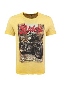 Camiseta de algodón amarilla con cuello redondo. Presenta una impresión gráfica de una motocicleta y el texto "Riders Tour" y "Build & Service".