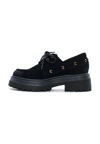 Scarpa nera in suede con lacci, punta rotonda, suola a piattaforma spessa e occhielli dorati. Presenta un design testurizzato, profilo basso e accenti laterali.