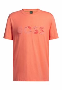 Koral kortærmet t-shirt lavet af bomuld med logoet "BOSS" i et gitter- og blomstermønster på brystet. Klassisk rund hals.