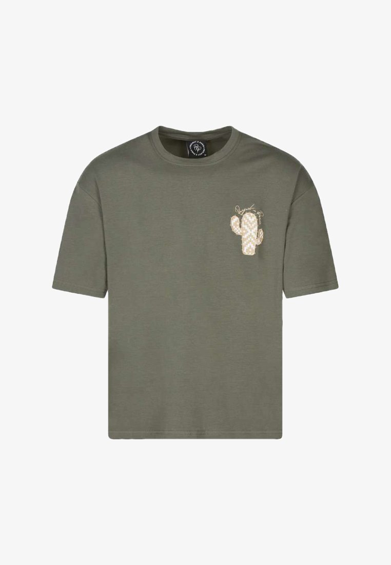 Camiseta de algodón verde con mangas cortas y cuello redondo, que presenta un bordado texturizado de cactus beige en el lado izquierdo del pecho.