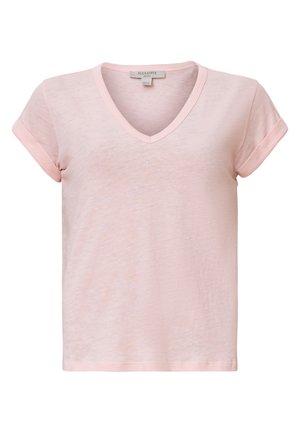 Camiseta de manga corta de color rosa con escote en V y mangas enrolladas, fabricada en un tejido ligero y ligeramente translúcido. Corte clásico y textura suave.